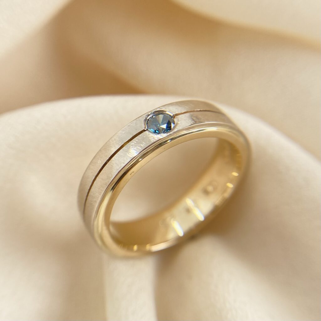 gabriel joaillier bague or jaune et pierre bleu