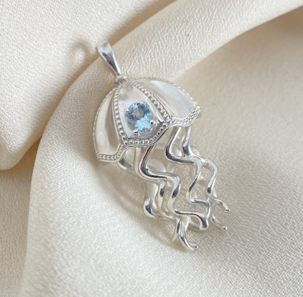 cration gabriel joaillier pendentif meduse or blanc palladié 18 carats aigue marine